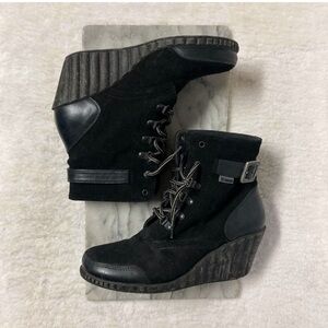 MAGS Boots Size 8.5 Lace Up Wedge Boots Black Suede